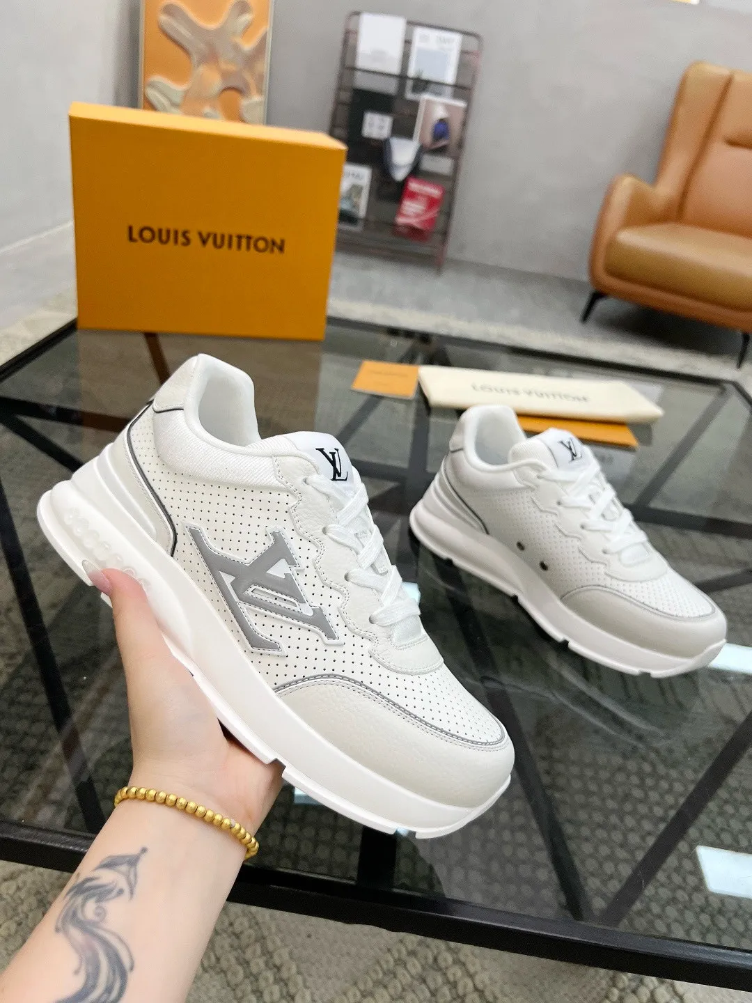 Factory price: 460💰Lv🔍Top purchasing agent🇮🇹 Road The most popular sports shoes for street men are available at the same counter. The uppers are imported cowhide fabrics from Italy, high-quality spliced colorful and complex handicrafts, imported comfortable mesh linings, soles: original soles specially provided by the original factory, T men's men's shoes 💰U foam exclusive movable molded soles are super comfortable, original factory and single goods, 🔍🔍high quality, you can enter and exit the counter at will, welcome to compare, code number 38-44, (45 customized)